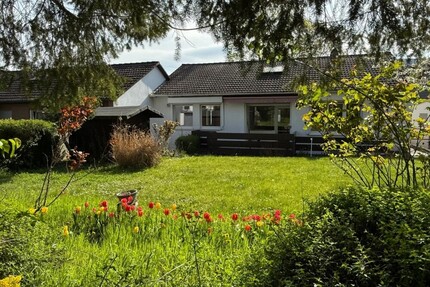 Schwalbach: Ruhig wohnen am Grüngürtel – Bungalow mit großem Garten und vielseitigem Raumangebot - Haus Schwalbach | Angebot:26534677