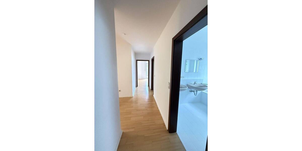 Helle 4-Zimmer-Eigentumswohnung mit Balkon, Einbauküche & Stellplatz in Frankfurt-Bergen-Enkheim 4 zimmer