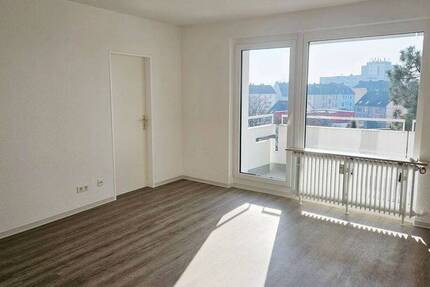 Alles FRISCH! Apartment + Balkon + Skyline-Blick, separate Küche, neues Bad, neuer Boden, Aufzug