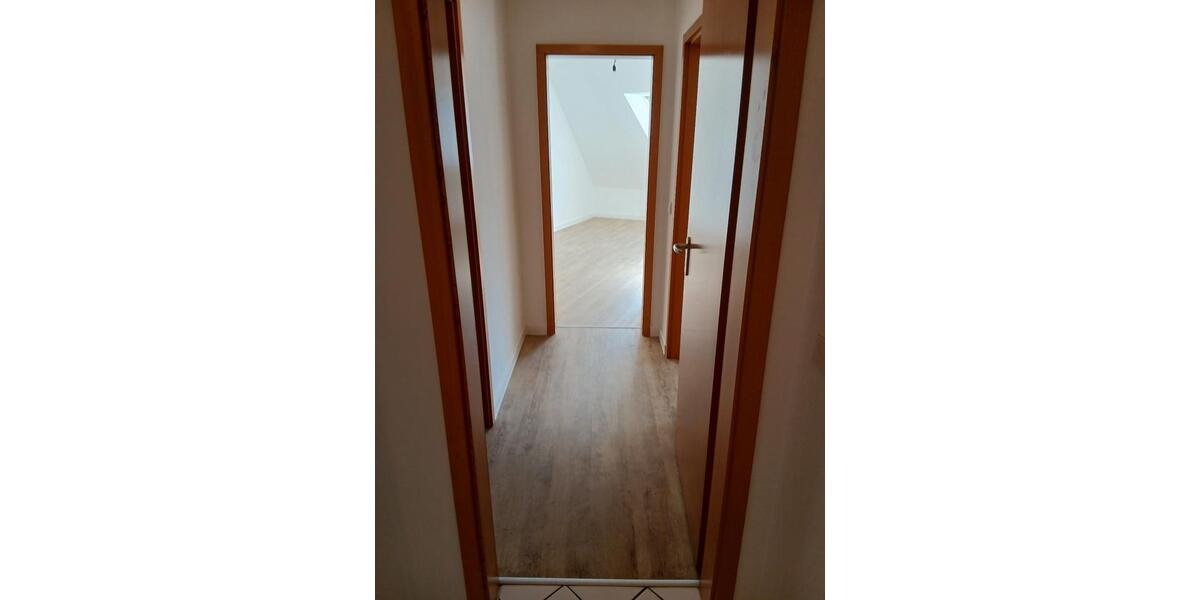 Dachgeschoßwohnung Niedernhausen - 3 Zimmer, 80 m&sup2;, 1.100&euro; | Angebot:25407890