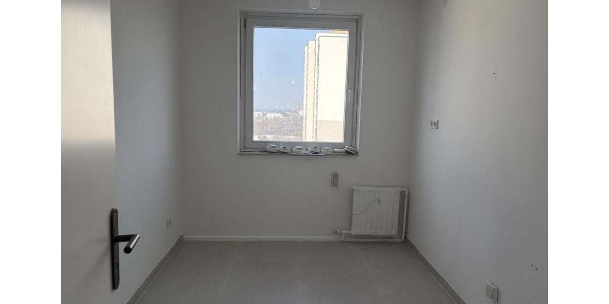 Erstbezug nach Sanierung: 4 Zi. Luxus-Wohnung im 11. OG Balkon 4 zimmer