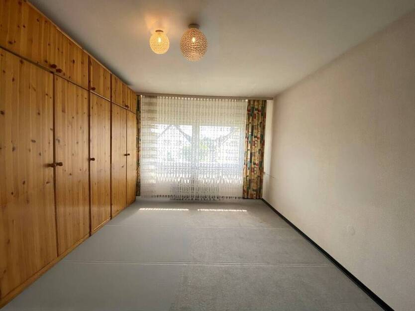 Großzügiges Zweifamilienhaus mit großen Gärten, Terrasse & Garage in ruhiger Lage
