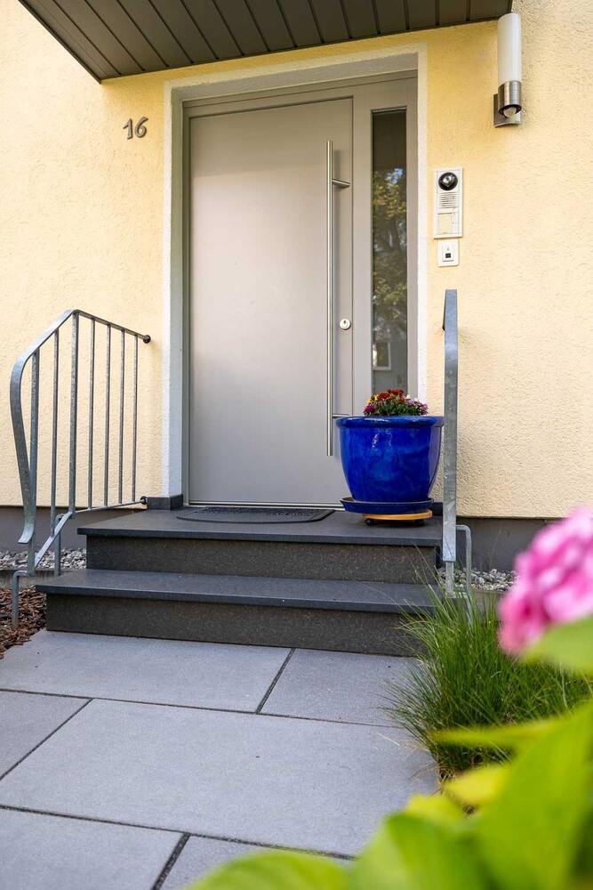 Modernisiertes Haus mit Pool & Garten in Frankfurt