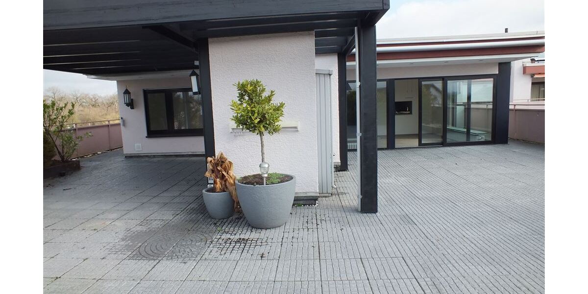 Penthouse mitten in Nauheim mit ca. 135m² Wohnfläche und 185m² Terrasse inkl. Garage 4.5 zimmer