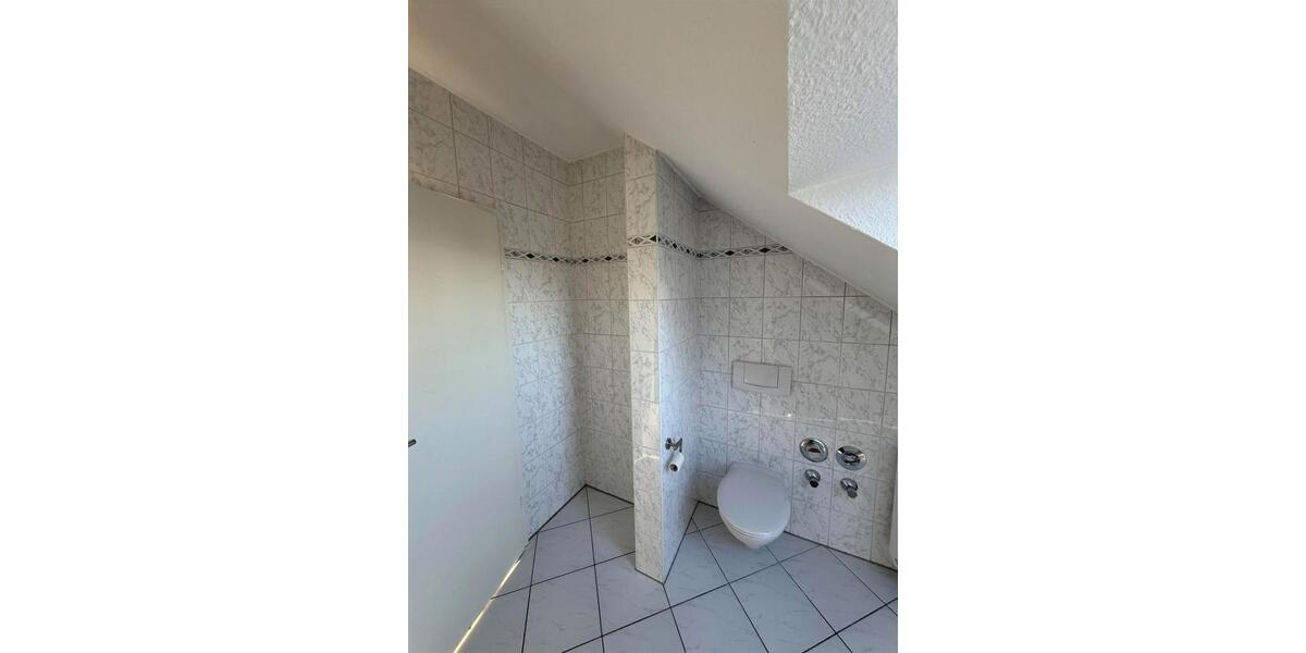 Lichtdurchflutete, charmante Dachgeschosswohnung mit Küche & Balkon 2 zimmer