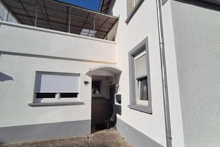 Haus Friedberg (Hessen) - 7 Zimmer, 200 m&sup2;, 4.000&euro; | Angebot:25402163