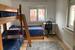 MehrbettZimmer in einer Wohnung mit Gartenblick