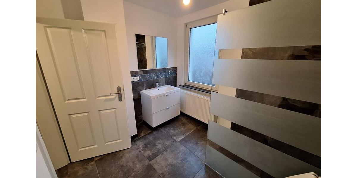 Sanierte 6-Zimmer DHH in Nieder-Eschbach mit Garage in Bestlage 6 zimmer