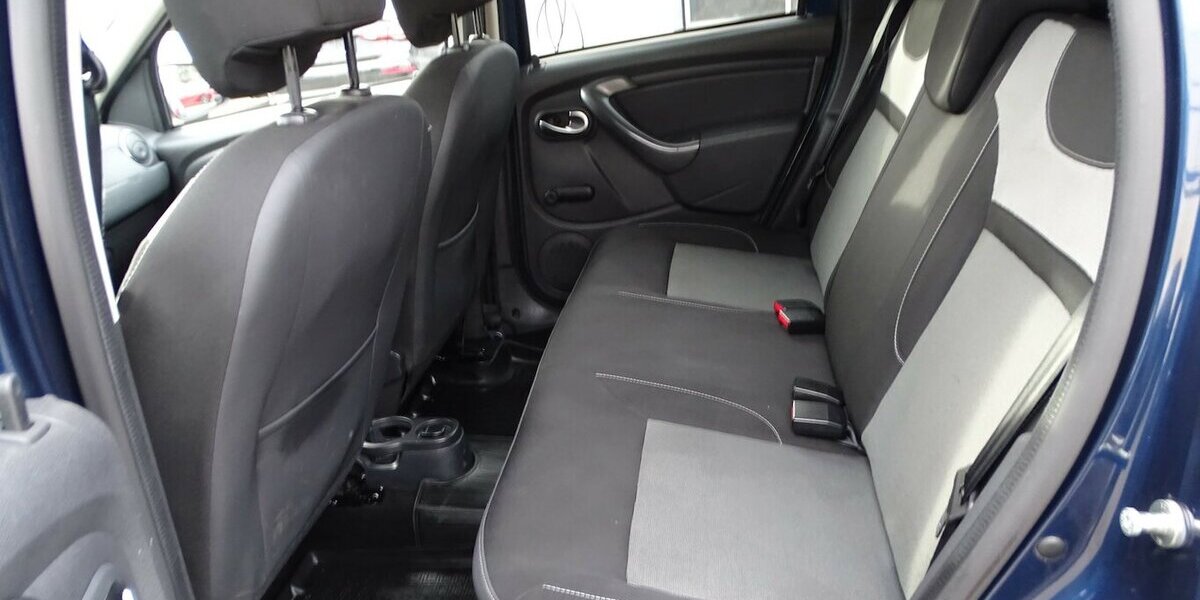 Dacia Duster 1,2l Black Shadow 4x2 Klima, Einparkhilfe h 119.200 km 6.490 &euro; Rodgau 63110