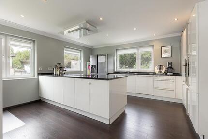 Großzügige Gartenwohnung im Haus-im-Haus-Stil in Hofheim-Wallau zimmer