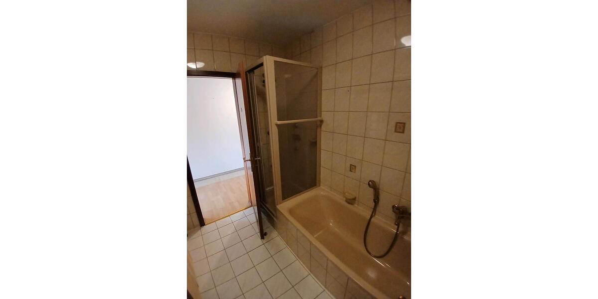 3 Zimmer DG- Wohnung mit Balkon, Garage & Klimaanlage. 3 zimmer