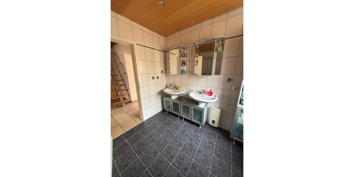 Schöne 4-Zimmer-Wohnung plus ausgebauter Dachboden 4 zimmer