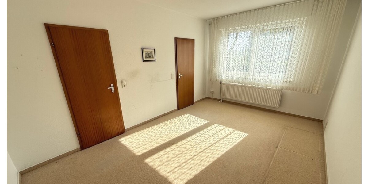 Schwalbach: Ruhig wohnen am Grüngürtel – Bungalow mit großem Garten und vielseitigem Raumangebot - Einfamilienhaus Schwalbach | Angebot:26534677