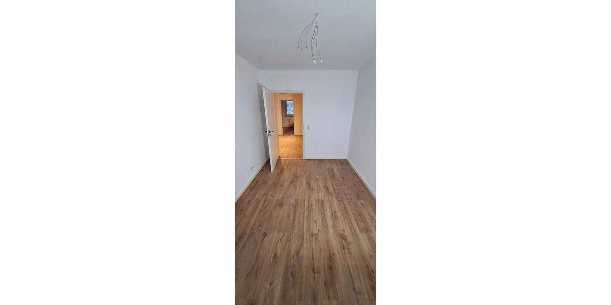 BüroPraxisfläche ca. 100 qm in Bad Soden kernsaniert, Bahnhofnähe, bis zu 4 KFZ Stellpl. zimmer