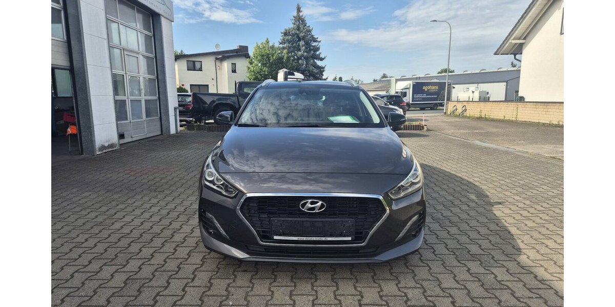 Hyundai i30 YES! Plus Navigation, Panoramadach, LED, Sport 89.202 km 12.890 &euro; Rodgau 63110