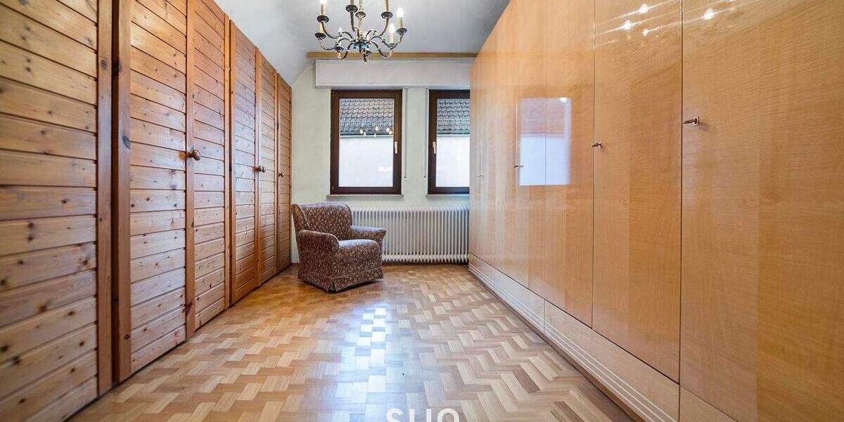 CHARMANTES EINFAMILIEN-ECKHAUS mit großem Grundstück, nah am Main - mit viel Potenzial 7 zimmer