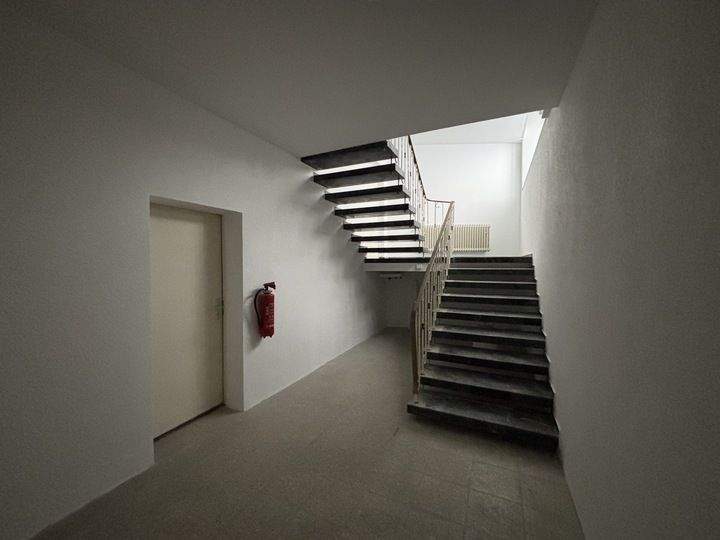 Lagerfläche im Untergeschoss - Zugang über wenige Stufen, Be- und Entladeflächen vorhanden zimmer