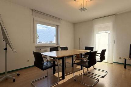 Helle Büro-Praxisfläche in Oberursel – 3 Räume mit Balkon, Küche & Bad zimmer