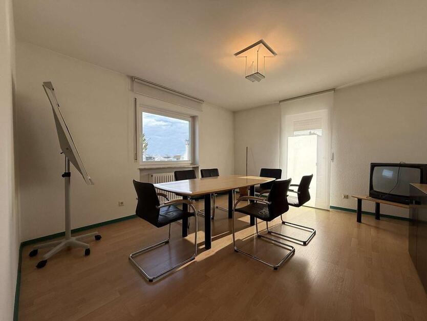 Helle Büro-Praxisfläche in Oberursel – 3 Räume mit Balkon, Küche & Bad zimmer