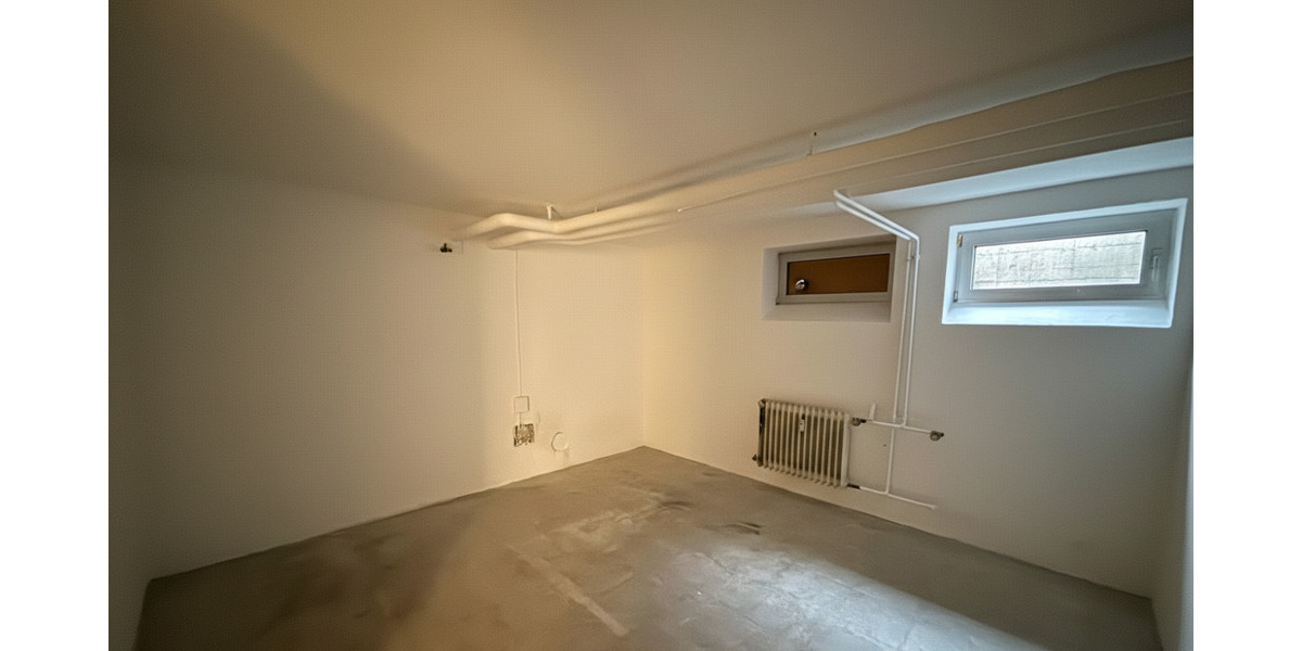 Lagerfläche im Untergeschoss - Zugang über wenige Stufen, Be- und Entladeflächen vorhanden zimmer