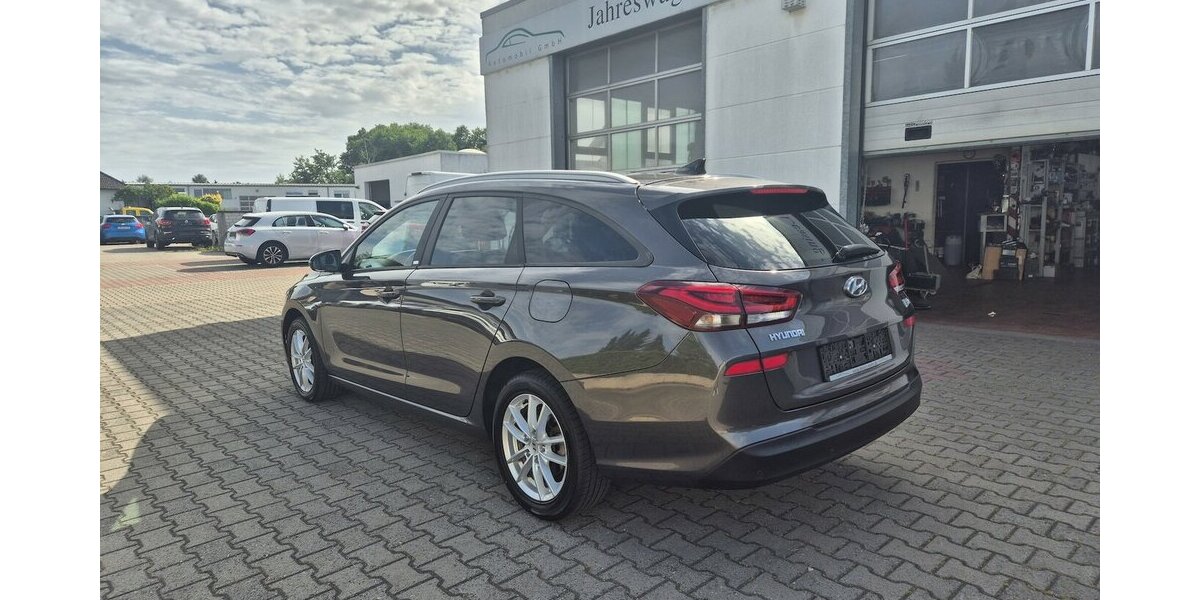 Hyundai i30 YES! Plus Navigation, Panoramadach, LED, Sport 89.202 km 12.890 &euro; Rodgau 63110
