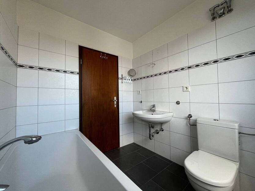 Geräumiges Reiheneckhaus - pflegeleichter Garten, Balkon, Sauna und Einbauküche