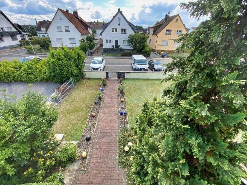 Großzügiges Zweifamilienhaus mit großen Gärten, Terrasse & Garage in ruhiger Lage