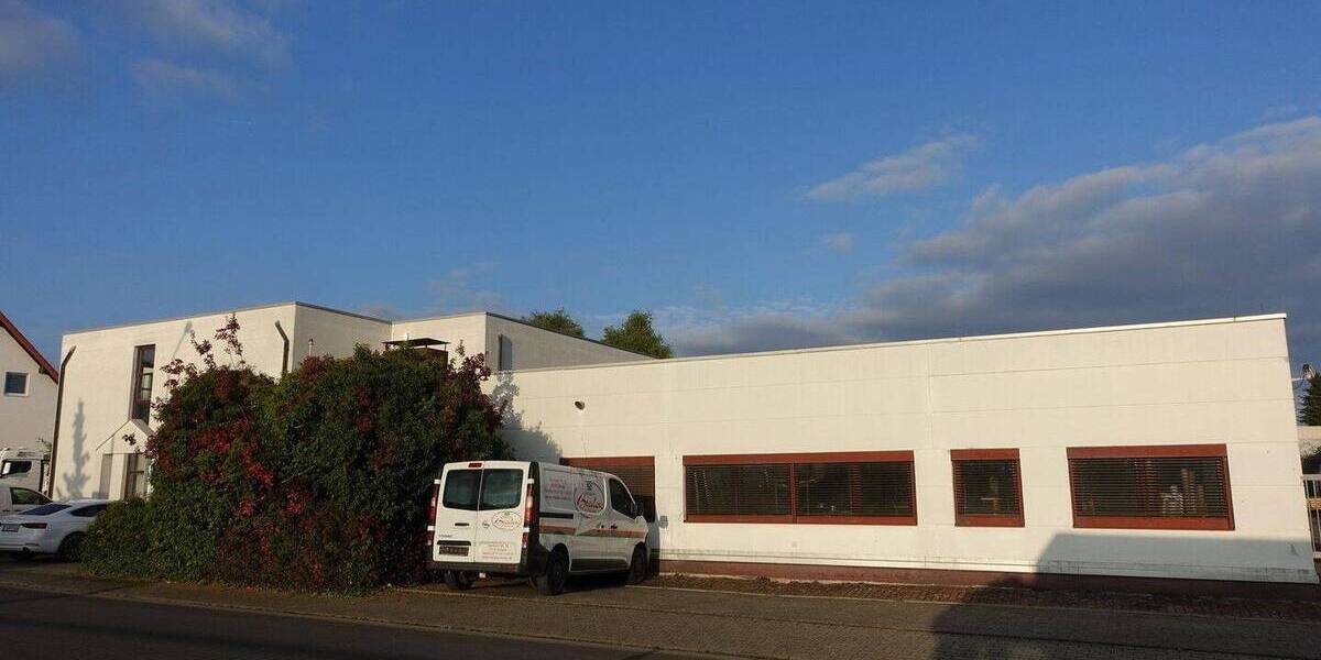 Grundstück (3.383 m²) mit Produktionshalle (900 m²) und Bürogebäude (590 m²) zimmer