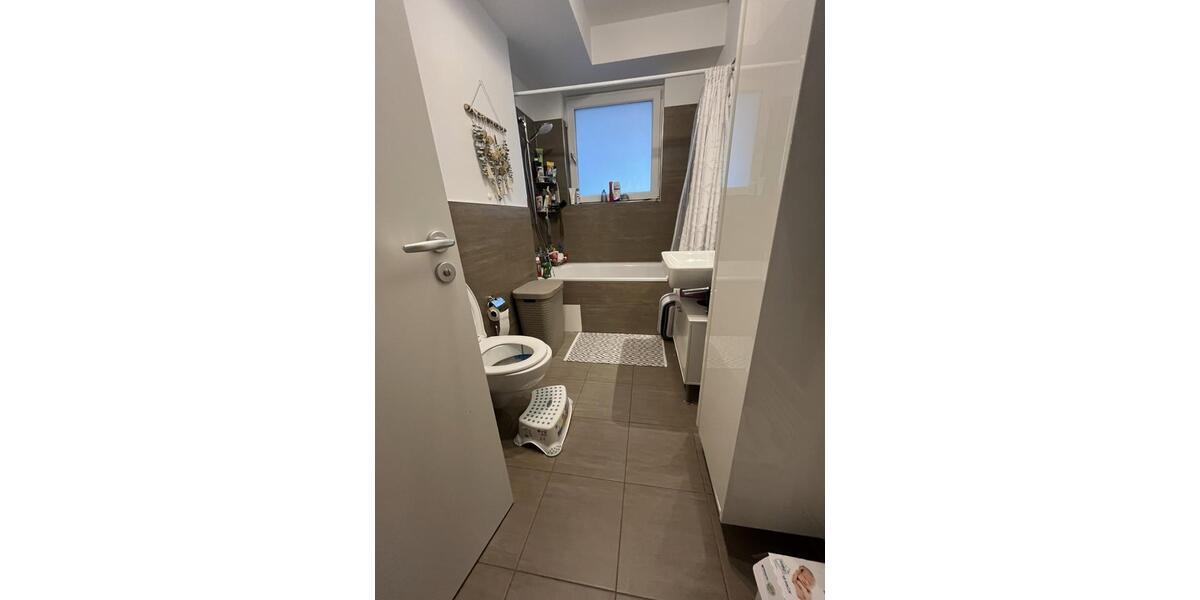 Möblierte Wohnung zentrale Lage mit TG- Parkplatz 3 zimmer