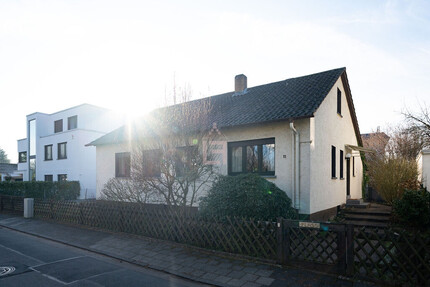 Start ins Familienglück! Einfamilienhaus mit Entwicklungspotential in bevorzugter Premiumlage! - Haus Dreieich / Buchschlag Buchschlag | Angebot:26180457