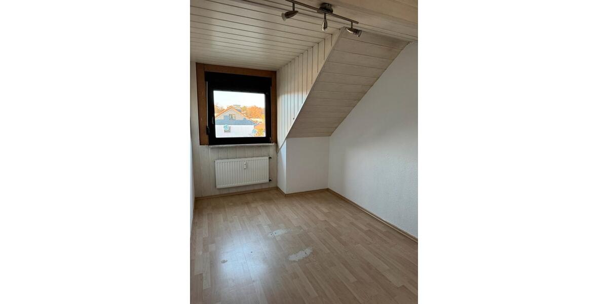 Dachgeschoßwohnung Rüsselsheim am Main - 3 Zimmer, 73 m&sup2;, 950&euro; | Angebot:25170156