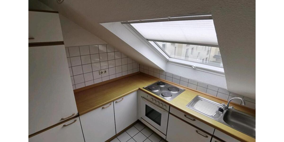 Frankfurt, Nähe MainS-Bhf, ruhiges Dachstudio mit EBK 1 zimmer