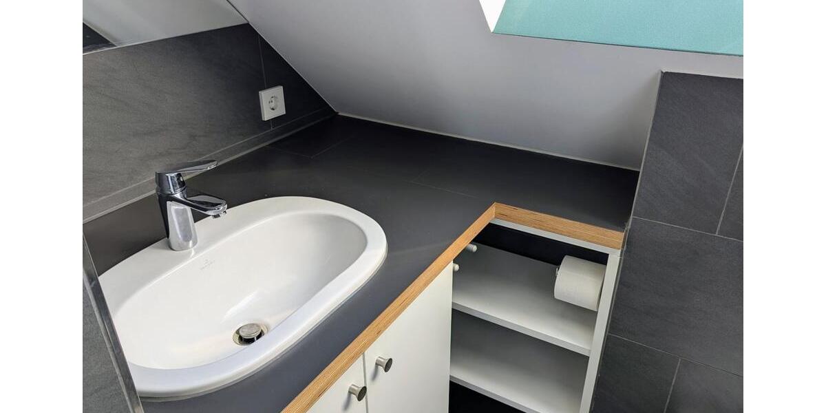 Moderne Single-Dachgeschosswohnung (voll möbliert) 2 zimmer