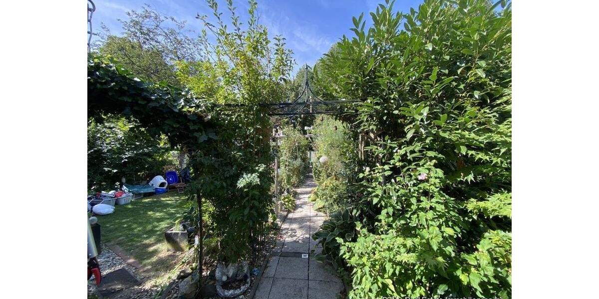 Reiheneckhaus mit Ausbaupotenzial auf 530 m² großem Grundstück 3 zimmer