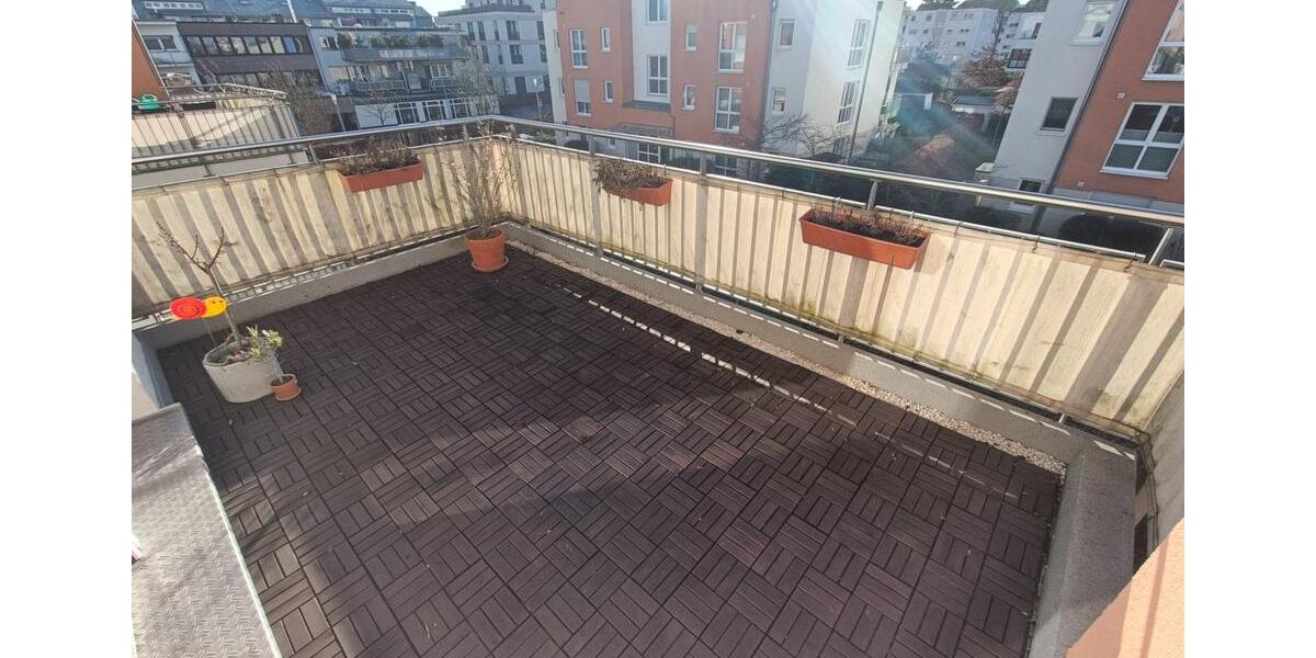 Komfortable Wohnung mit Balkon, Aufzug und Tiefgaragenstellplatz 3 zimmer