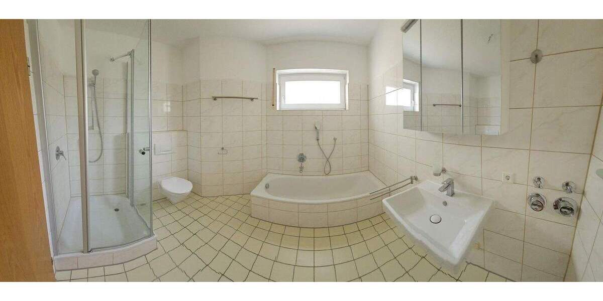 Balkon, EBK & Parkplatz zentral 3 zimmer