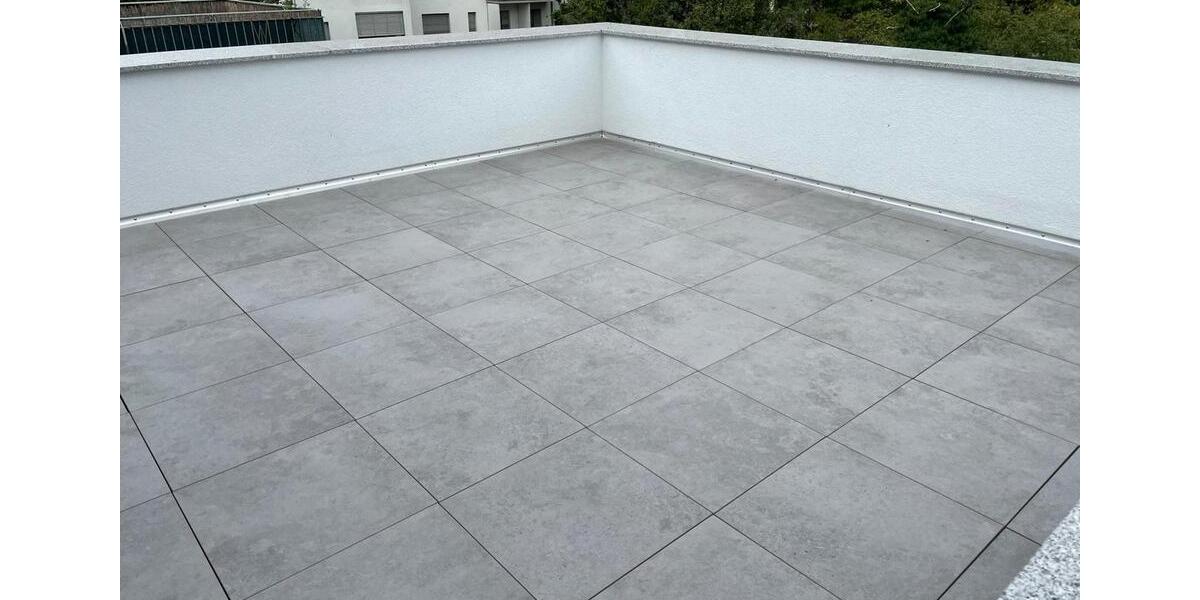 Sanierte Dachgeschosswohnung mit großer Terrasse und EBK 3 zimmer