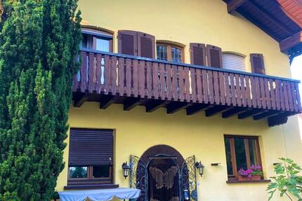 3-Familienhaus mit außergewöhnlichem Grundstück 8 zimmer