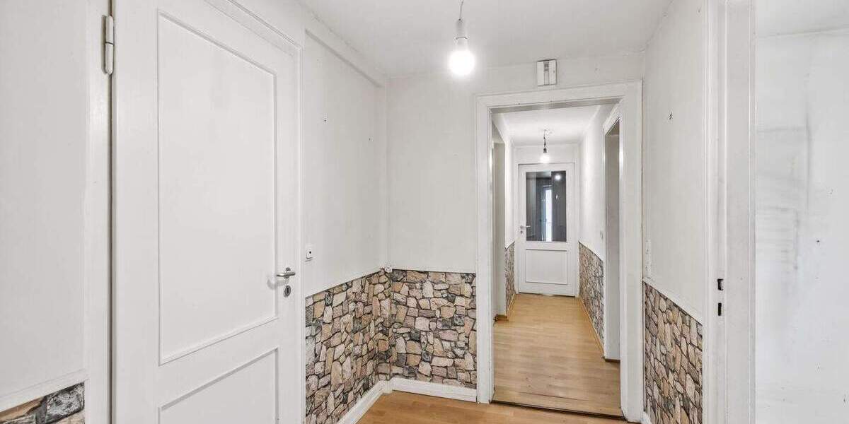 Dachgeschoss mit Potenzial - Sanierungsobjekt für kreative Köpfe! Dach, Heizung und Fenster neu! 3 zimmer