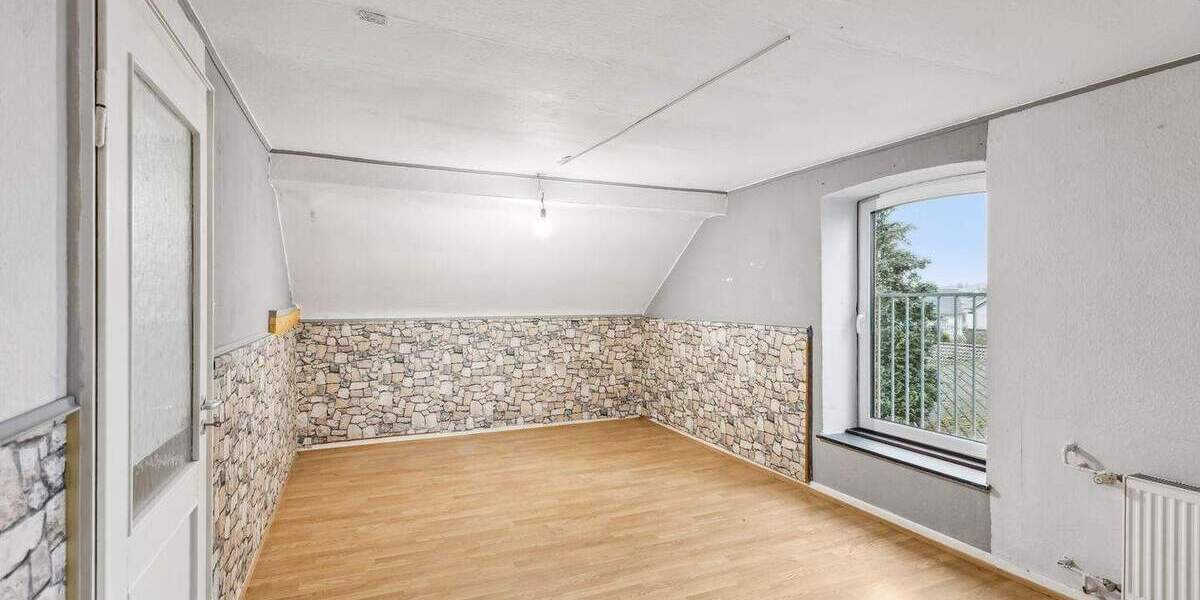 Dachgeschoss mit Potenzial - Sanierungsobjekt für kreative Köpfe! Dach, Heizung und Fenster neu! 3 zimmer