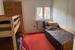 MehrbettZimmer in einer Wohnung mit Gartenblick