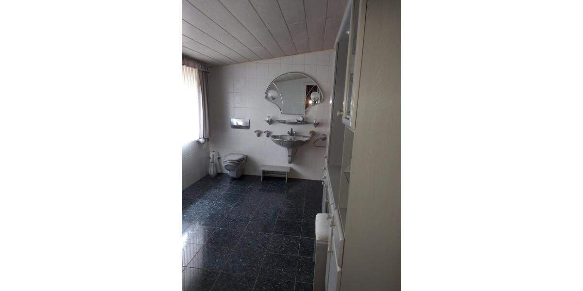 Einfamilienhaus Altenstadt - 9 Zimmer, 280 m&sup2;, 2.200&euro; | Angebot:25760695