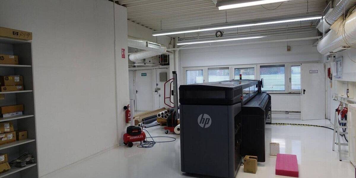 Grundstück (3.383 m²) mit Produktionshalle (900 m²) und Bürogebäude (590 m²) zimmer