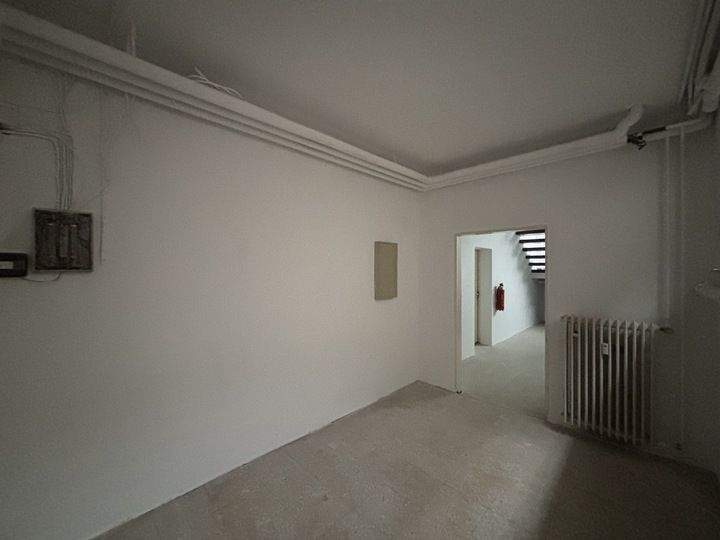 Lagerfläche im Untergeschoss - Zugang über wenige Stufen, Be- und Entladeflächen vorhanden zimmer