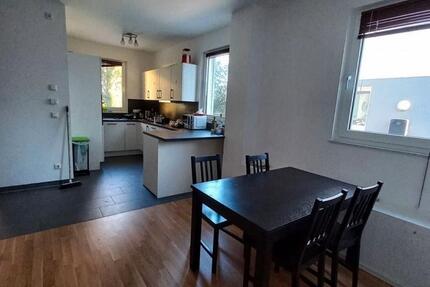 Helles & voll möbliertes WG-Zimmer in ruhiger Frauen-WG 1 zimmer