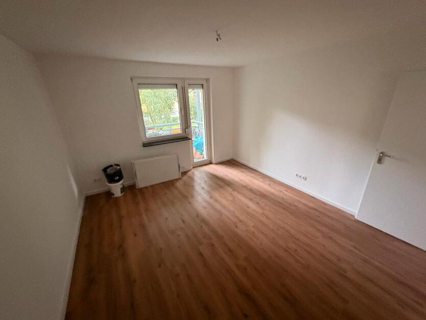 2 Zimmer 50qm Wohnung mit großer Wohnküche an Damen zimmer
