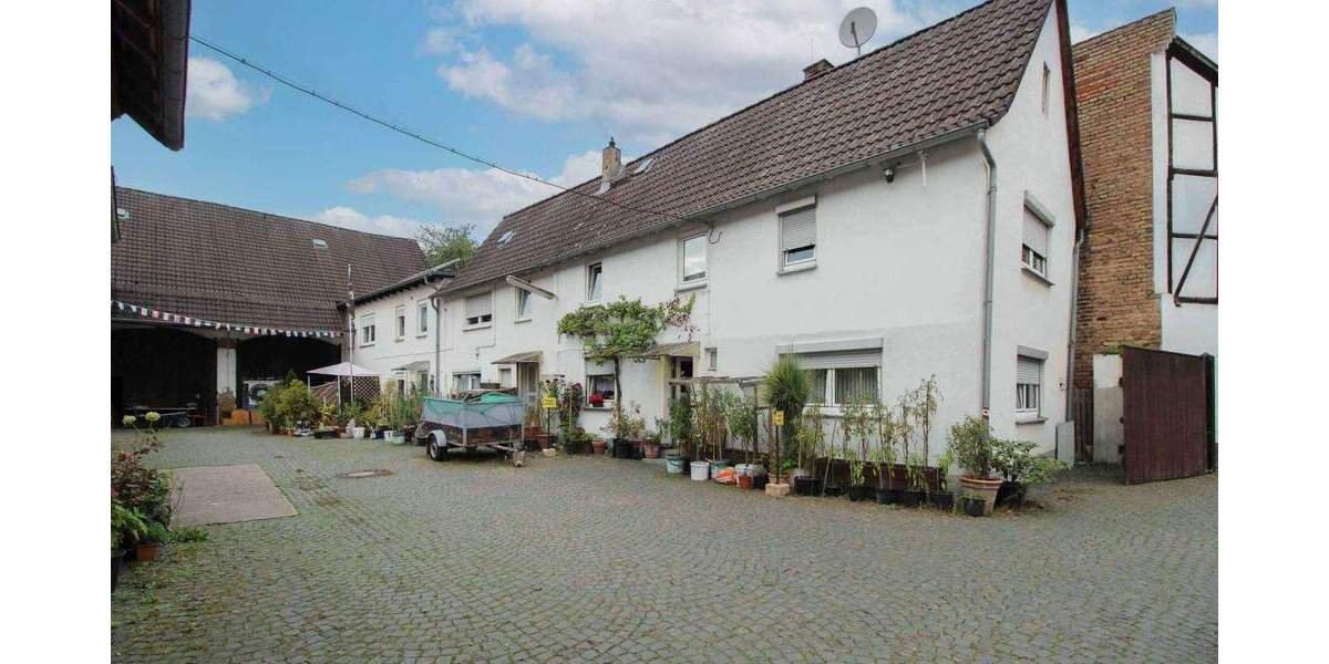Vielseitiges Mehrfamilienhaus mit Scheune & 6 Garagen in ruhiger Sackgasse von Liederbach 6 zimmer