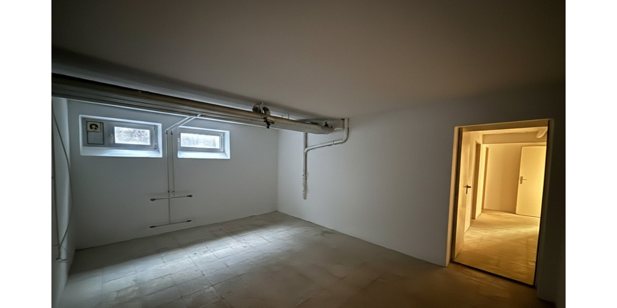 Lagerfläche im Untergeschoss - Zugang über wenige Stufen, Be- und Entladeflächen vorhanden zimmer