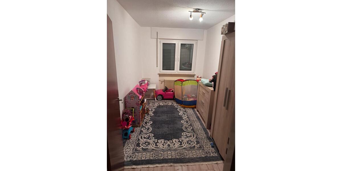 Schöne große 4 Zimmer Wohung 1 zimmer