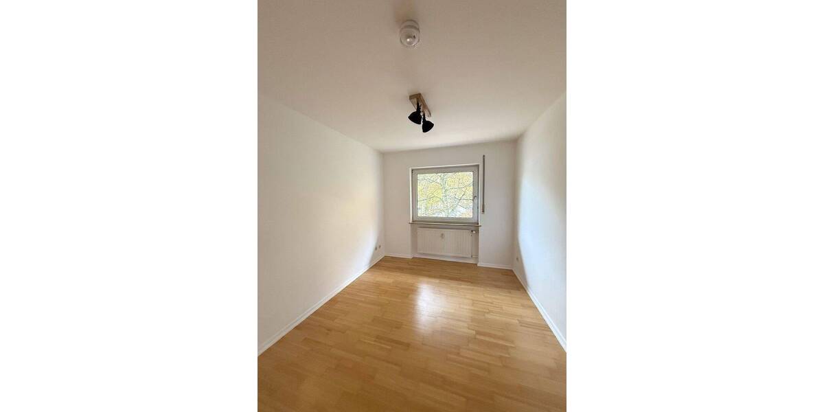 Helle 4-Zimmer-Eigentumswohnung mit Balkon, Einbauküche & Stellplatz in Frankfurt-Bergen-Enkheim 4 zimmer